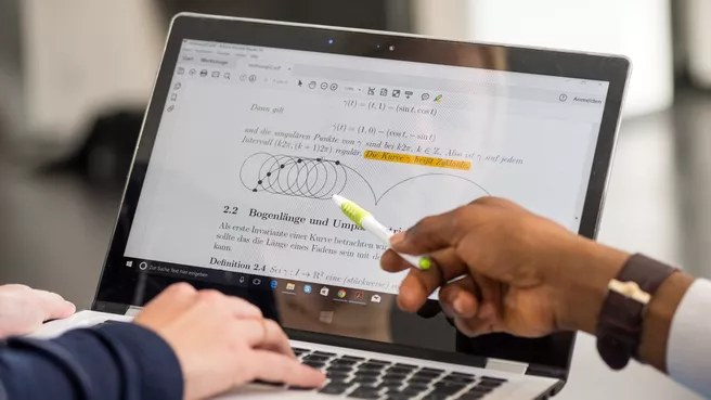 Bild zeigt einen Laptop und verlinkt zu den herunterladbaren Dokumenten von TUM Patente und Lizenzen